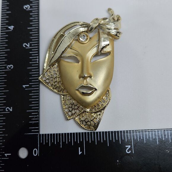 Vtg Mysterious Lady Mask Brooch 3d Hollow Masquerade Pin Matte Retro Gold Tone - Picture 10 of 11